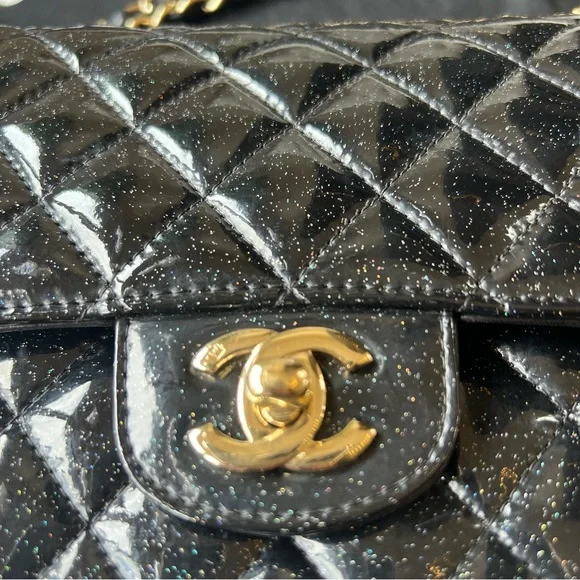 Beautiful patent Chanel bag size small - Picture 5 of 15